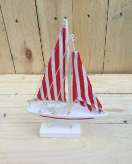 Segelyachtmodell rot-weiss aus Holz