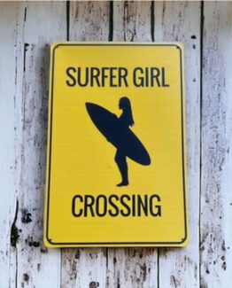 surfergirl crossing metallschild